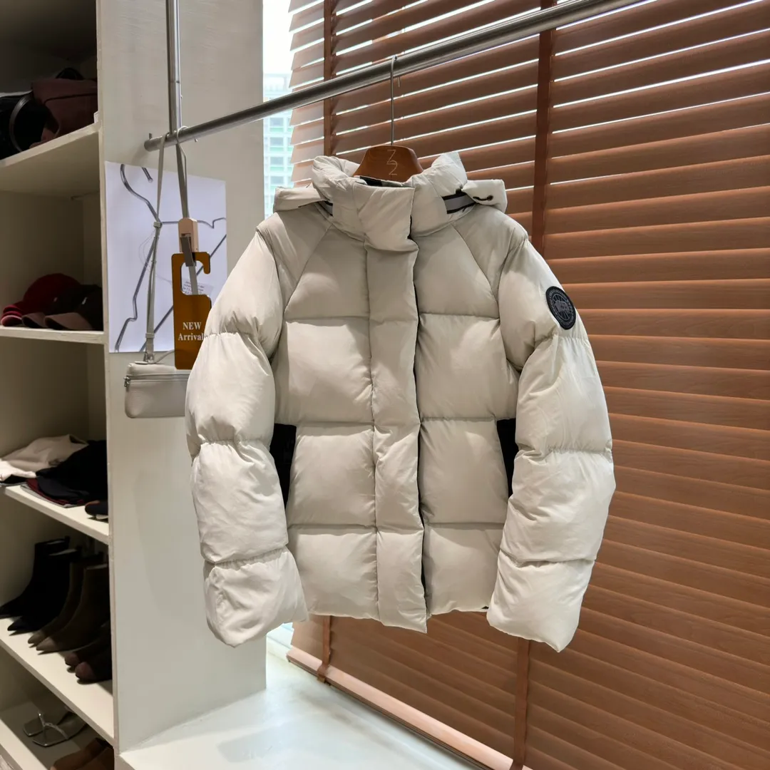 P780 Style No. Y110 𝗖𝗔𝗡𝗔𝗗𝗔 𝗚𝗢𝗢𝗦𝗘｜Canada Goose 𝗝𝘂𝗻𝗰𝘁𝗶𝗼𝗻Capsule Short Down Jacket/Ouyang Nana Generation 𝗦𝗶𝘇𝗲: 𝗫𝗦 𝗦 𝗠 𝗟 𝗫𝗟 Product color: black, white